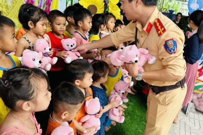 CÔNG AN HUYỆN MINH LONG PHỐI HỢP VỚI CÔNG AN XÃ LONG MAI TẶNG QUÀ TẾT CHO CÁC CHÁU HỌC SINH