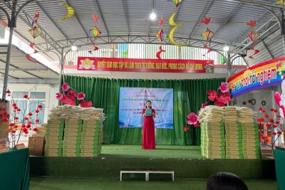 HỌC SINH TRƯỜNG MN LONG MAI ĐƯỢC NHẬN QUÀ